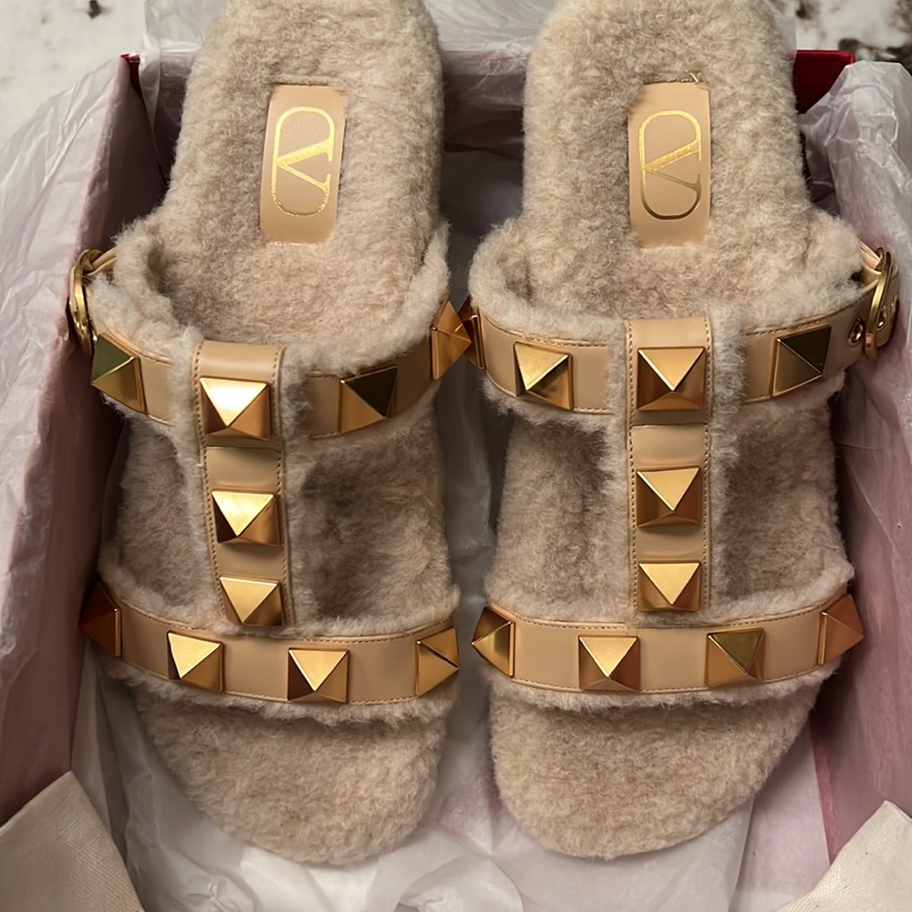 NIB VALENTINO GARAVANI womens Roman Stud Shearling Lined Sandals size 41 - Picture 4 of 7